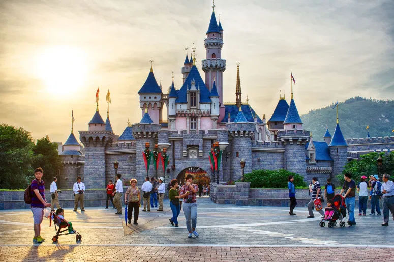 Hong-Kong-Disneyland-Scott-Crewsswell-58dad6555f9b584683b0d4d0